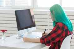 业务设计师动画师概念年轻的女人插画家艺术家绿色头发吸引了图形平板电脑一边视图