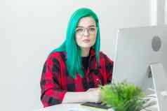 业务设计师动画师概念年轻的女人插画家艺术家绿色头发吸引了图形平板电脑