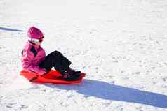女孩滑雪橇塞拉内华达滑雪度假胜地