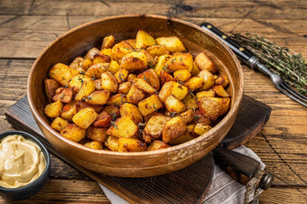 炸<strong>土豆土豆</strong>布拉瓦斯传统的西班牙语<strong>土豆</strong>零食餐前小吃木背景前视图