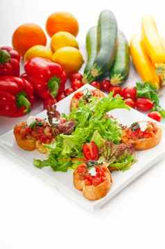 原始意大利新鲜的意式烤面包片服务新鲜的沙拉蔬菜背景