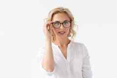 有吸引力的年轻的女人演出白色背景愿景眼镜光学商店
