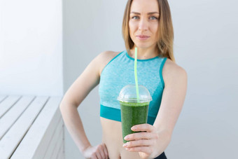 健康的体育运动饮食人概念成功的健身城市女人推荐排毒奶昔特写镜头