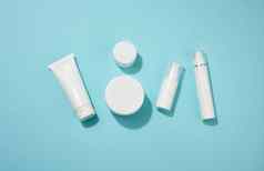 Jar瓶空白色塑料管化妆品蓝色的背景包装奶油过来这里血清广告产品促销活动模拟