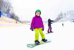 可爱的女孩滑雪滑雪度假胜地阳光明媚的冬天一天
