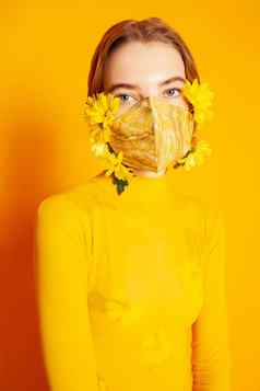 女人面具黄色的花工作室