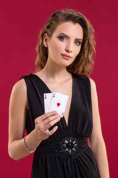 美丽的年轻的女人玩卡片红色的背景