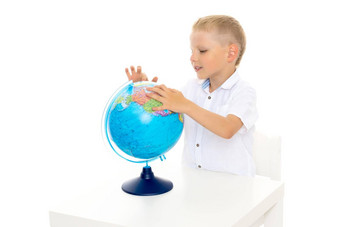 男孩研究地理位置全球