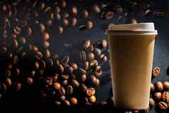 咖啡纸杯咖啡豆子黑暗背景模式有创意的背景概念咖啡馆