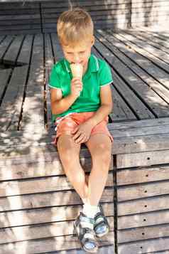 可爱的孩子吃冰奶油公园