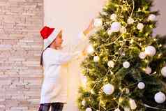 女孩毛衣挂饰品圣诞节树光小玩意孩子装修圣诞节树美丽的家庭生活房间壁炉