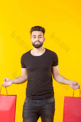男人。持有红色的购物袋黄色的背景概念购物<strong>超市</strong>礼物<strong>广告</strong>空间