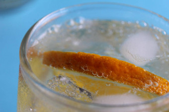 循序渐进的指令使柠檬水一步现成的新鲜的柠檬水水冰水果特写镜头视图蓝色的背景夏天让人耳目一新饮料热补救措施