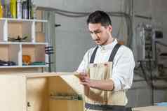 家具工厂小型公司人概念年轻的工人作品工厂生产家具