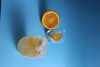循序渐进的使<strong>柠檬水</strong>一步对于水果橙色苏打水水玻璃<strong>柠檬水</strong>橙色蓝色的背景的地方文本特写镜头