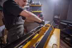 男人。修理工车间滑雪服务修复滑雪