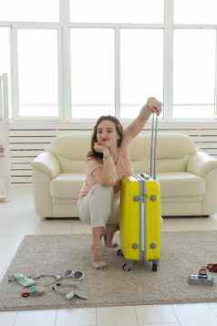 假期旅行假期概念年轻的女人旅行