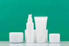 集化妆品产品每天护肤品行白色表格绿色背景