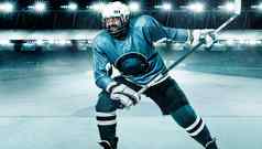 冰曲棍球球员运动员头盔手套体育场坚持行动拍摄体育运动概念