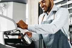 非洲美国男人。咖啡师准备咖啡专业咖啡机