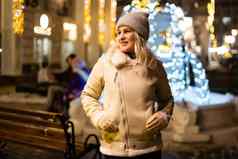 街肖像微笑美丽的年轻的女人节日圣诞节公平夫人穿经典时尚的冬天针织衣服