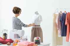 时尚设计师裁缝小型企业概念女人裁缝装修人体模型