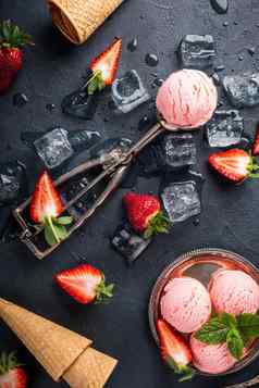 平躺草莓冰奶油