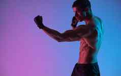 拳击概念运动员泰拳泰国拳击手战斗手套孤立的霓虹灯背景复制空间