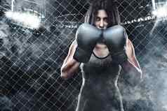 残酷的战斗机拳击手女人关闭体育运动概念