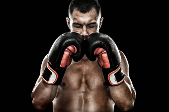 运动员泰拳泰国拳击手庆祝完美的胜利拳击笼子里孤立的黑色的背景烟复制空间