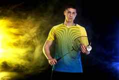 羽毛球球员运动服装球拍羽毛球黑色的背景颜色烟