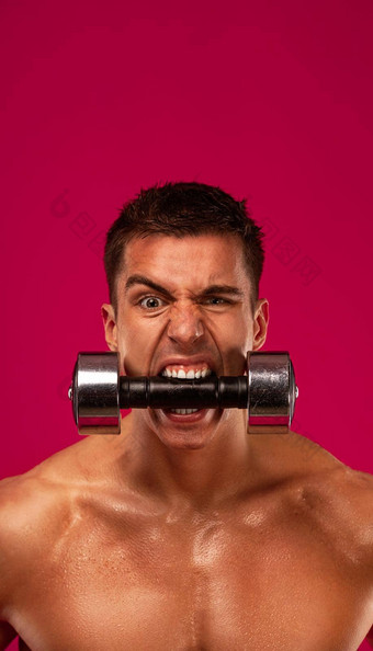 健身概念残酷的强大的肌肉发达的健美<strong>运动</strong>员<strong>运动</strong>男人。泵肌肉哑铃<strong>红色</strong>的背景锻炼健身概念复制空间体育<strong>运动</strong>营养广告