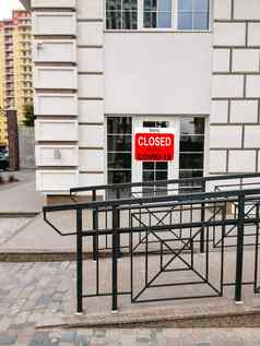 业务中心关闭由于科维德标志通过窗口商店餐厅办公室公共的地方暂时关闭冠状病毒流感大流行经济打击电晕病毒