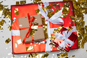 一年圣诞节礼物丝带金五彩纸屑前视图圣诞节假期庆祝活动节日礼物盒子