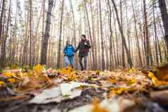 人野营旅行自然概念低角拍摄旅游夫妇徒步旅行森林