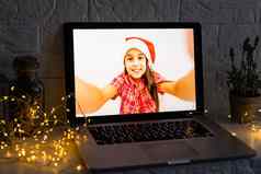 孩子圣诞节他平板电脑快乐女孩显示平板电脑屏幕