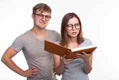 研究人概念夫妇年轻的人阅读书