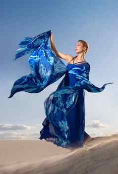 美女人蓝色的衣服沙漠