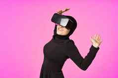 女人黑色的戴眼镜虚拟现实技术电影看