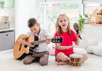 可爱的孩子们玩音乐的仪器