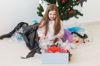 环境保护污染概念伤心孩子航空公司盒子塑料垃圾圣诞节树背景