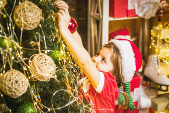 可爱的孩子女孩装修圣诞节树孩子装修圣诞节树小玩意