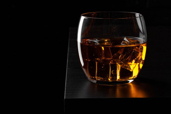 <strong>威士忌</strong>玻璃黑暗黑色的难看的东西墙