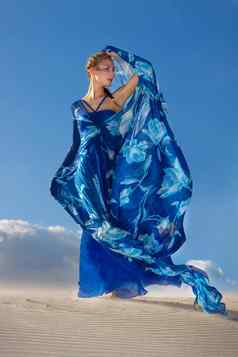 美女人蓝色的衣服沙漠