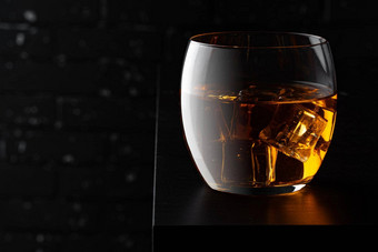 威士忌玻璃黑暗黑色的难看的东西墙