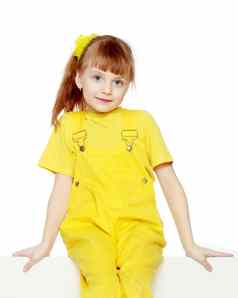 女孩短刘海头明亮的黄色的工作服