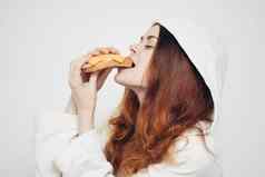 快乐的女人吃三明治零食快食物