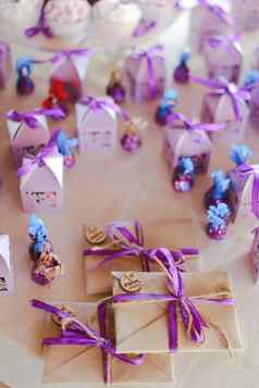 可爱的紫罗兰色的装饰生日聚会，派对糖果信封