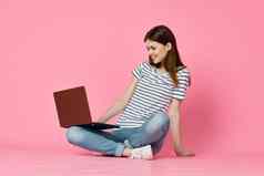 女人移动PC粉红色的背景在线购物娱乐