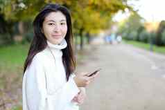 日本女孩智能手机走公园